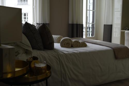 ein Schlafzimmer mit einem großen Bett mit Handtüchern darauf in der Unterkunft N A P Experience Apartments in Neapel