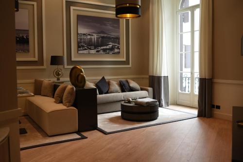 ein Wohnzimmer mit einem Sofa und einem Tisch in der Unterkunft N A P Experience Apartments in Neapel