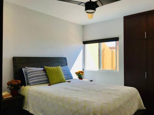 um quarto com uma cama grande e uma janela em Adorable Casita w/Estuary & Ocean Views em Ensenada