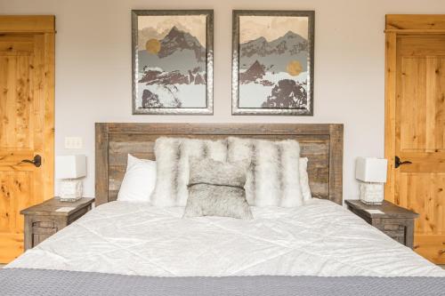 Postel nebo postele na pokoji v ubytování Lone Peak Townhome 5