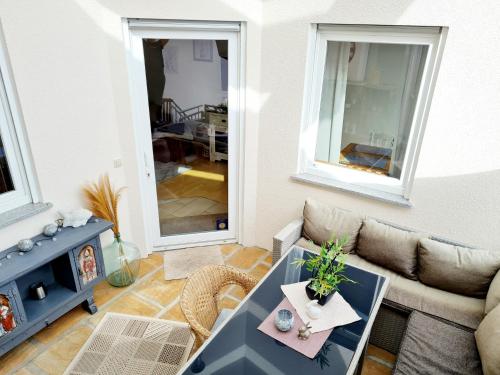a living room with a couch and a table at Ferienwohnung Hornig Zwei Terrassen, Parkplatz, separater Eingang in Sulzfeld am Main
