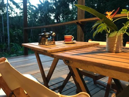 einen Holztisch mit einem Wasserkocher auf der Terrasse in der Unterkunft Amazona Lodge in Leticia