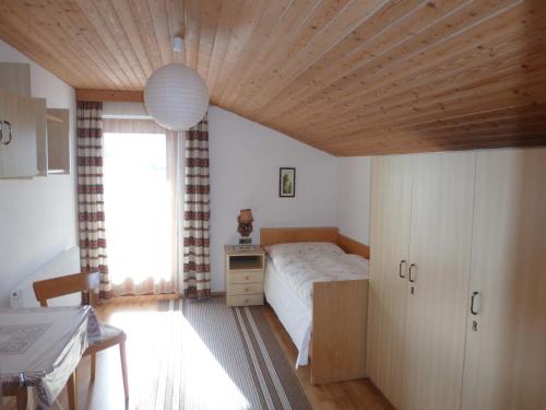 ナッセライトにあるHaus Loreaの木製の天井が特徴のベッドルーム1室(ベッド1台付)