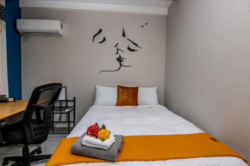 um quarto com uma cama com fruta em CityLife Apartments in Willemstad - groundfloor 2 bedroom apartment - C em Willemstad