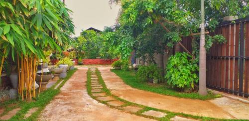 Un jardín fuera de Kashyapa Kingdom View Home