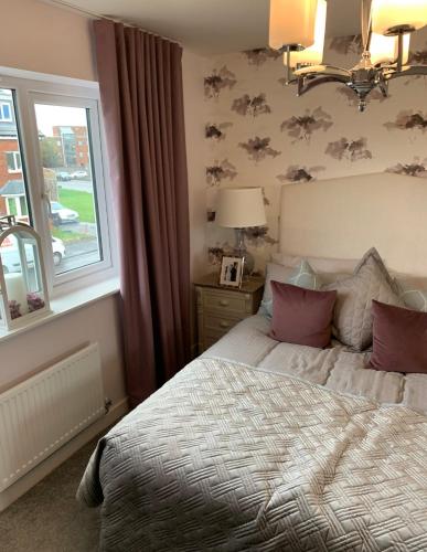 a bedroom with a bed and a window at Cop26 3 bedroom house - 10mins walk GLA Airport in Paisley