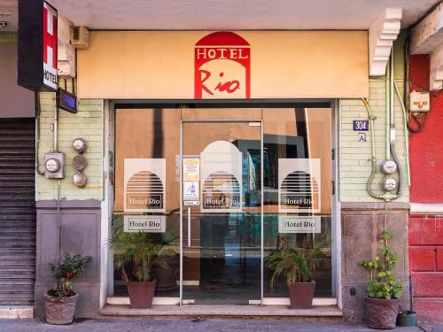 una puerta delantera de una tienda con un cartel de alquiler en Hotel Río, en Puebla