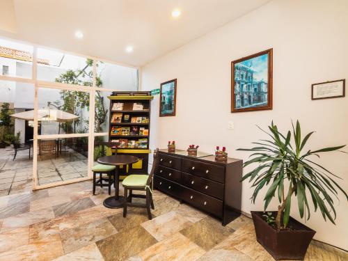 a room with a dresser and a table and a plant at Hotel Río Puebla Centro in Puebla