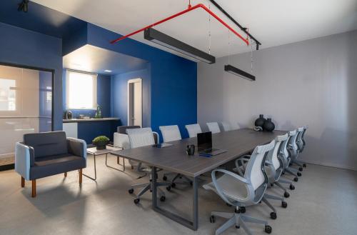 a conference room with a table and chairs at Swan Generation Porto Alegre in Porto Alegre