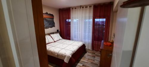 une petite chambre avec un lit et une fenêtre dans l'établissement Apartamento 2 playa Riberuca Suances, à Suances