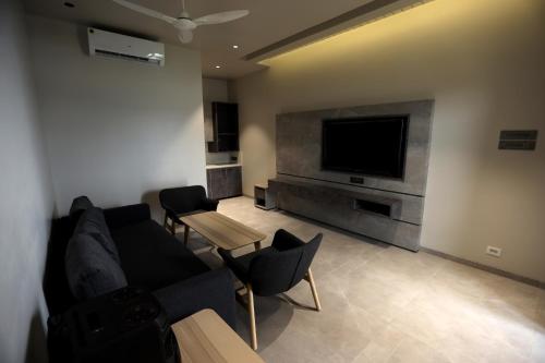 TV a/nebo společenská místnost v ubytování Jumbo Paradise 1 BHK Luxury Lake View Cottage