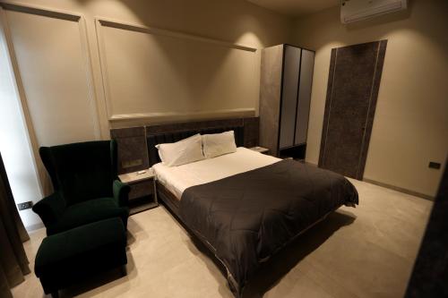 En eller flere senge i et værelse på Jumbo Paradise 1 BHK Luxury Lake View Cottage
