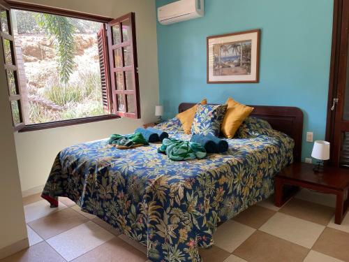 A bed or beds in a room at Blue Bay BEACH Villa 27 3-min beach-pool-golf