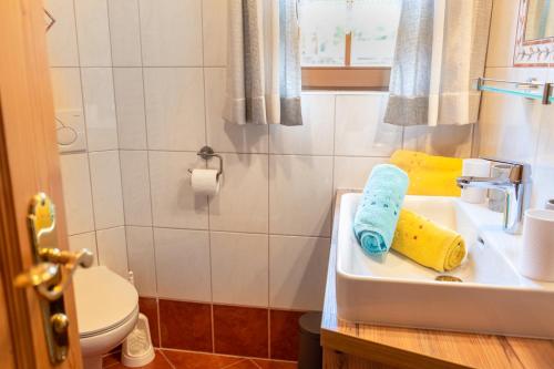 Un baño de Bergchalet am Tonimörtlhof