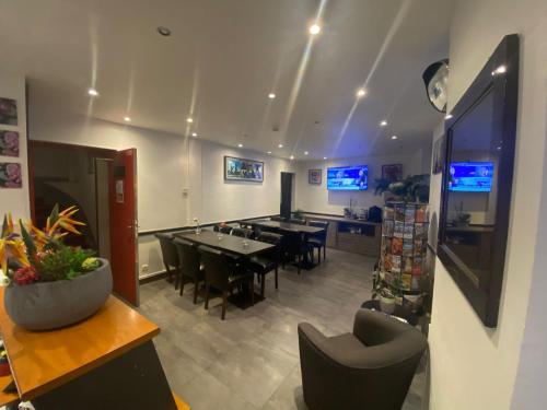 - une salle à manger avec une table et des chaises dans l'établissement Residence Chatillon, à Paris