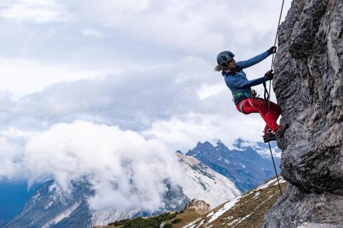 a person rappelling off of a mountain at LakeSide Apartments Seefeld in Seefeld in Tirol