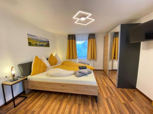 una camera con letto e TV di Ferienchalet Auszeit a Mariapfarr
