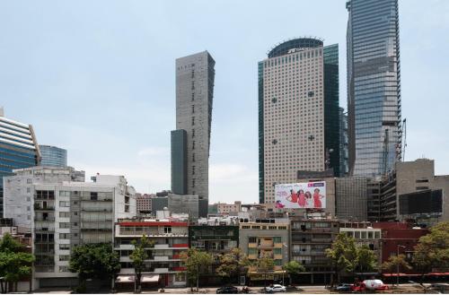 une ligne d'horizon avec de grands bâtiments dans une ville dans l'établissement Suites Melchor Ocampo 445, à Mexico