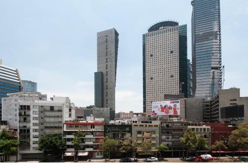 un perfil urbano con edificios altos en una ciudad en Suites Melchor Ocampo 445, en Ciudad de México