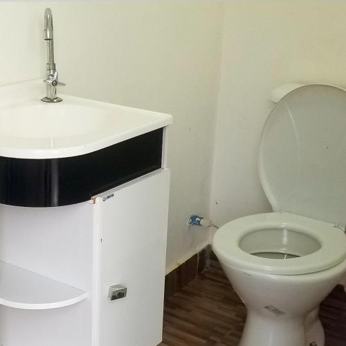 Bilik mandi di IVOS Hostel & Camping