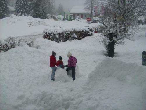 a man and woman playing in the snow at Appartements Fritz Sagmeister in Jenig