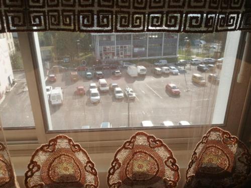 two chairs in front of a window with a view of a parking lot at Location d'appartement entièrement meublé près de Genève in Annemasse