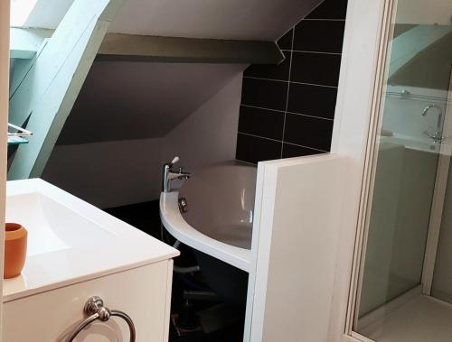un bagno con lavandino e doccia in vetro di La Maison de Valy a Montreuil-sur-Mer