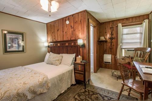 Una cama o camas en una habitación de Mountainaire Inn and Log Cabins