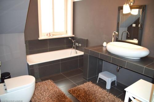 ein Badezimmer mit einem Waschbecken, einer Badewanne und einem WC in der Unterkunft Dreamhus Wyk in Wyk auf Föhr