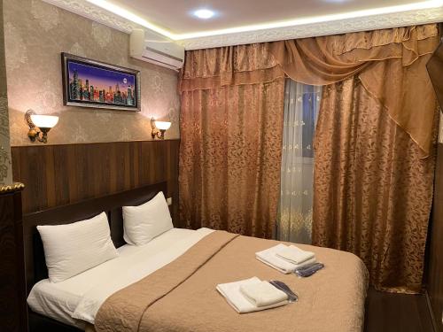 モスクワにあるHotel Comfortのベッドルーム1室(ベッド1台、タオル2枚付)