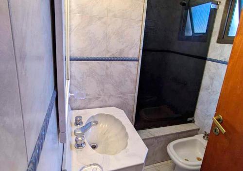 a bathroom with a sink and a shower and a toilet at Excelente dúplex céntrico 5 personas Universo Dpto in San Carlos de Bariloche