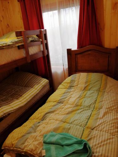 a bedroom with two bunk beds and a window at WilAnn SPA in Pichilemu