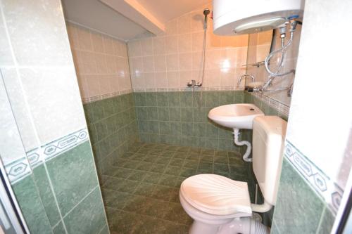 y baño con aseo y lavamanos. en Guest House Olimpia, en Sozopol