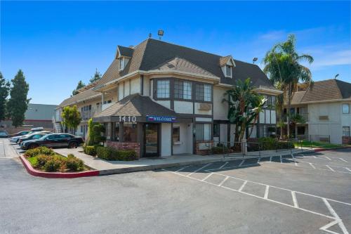 a building with a car parked in a parking lot at Motel 6-Merced, CA - North in Merced