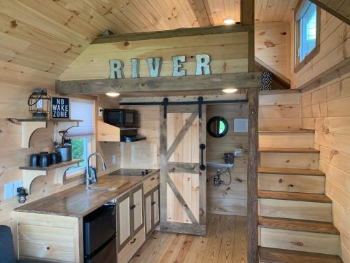 Η κουζίνα ή μικρή κουζίνα στο Riverbottom - Tiny Home 2