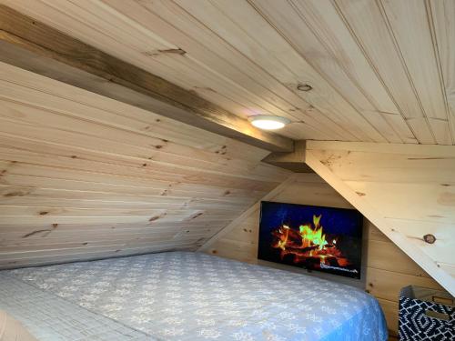 Ένα ή περισσότερα κρεβάτια σε δωμάτιο στο Riverbottom - Tiny Home 2
