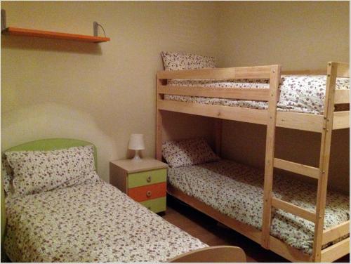 スコリッティにあるResidence Punta d'Angeloのベッドルーム1室(二段ベッド2台、ナイトスタンド付)