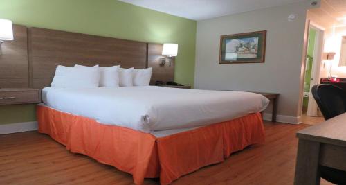 Katil atau katil-katil dalam bilik di SureStay Plus Hotel by Best Western St Marys Cumberland