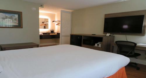 Televisyen dan/atau pusat hiburan di SureStay Plus Hotel by Best Western St Marys Cumberland