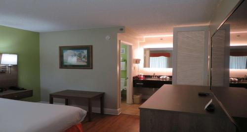 En eller flere senge i et værelse på SureStay Plus Hotel by Best Western St Marys Cumberland
