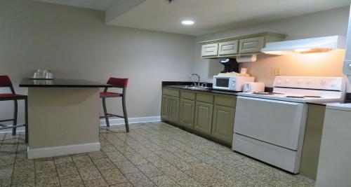 Dapur atau dapur kecil di SureStay Plus Hotel by Best Western St Marys Cumberland