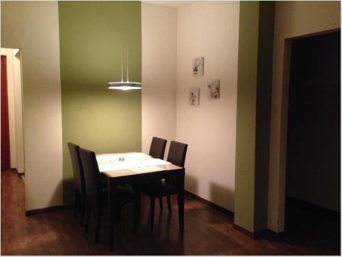 スコリッティにあるResidence Punta d'Angeloの緑の壁の部屋(テーブル、椅子付)