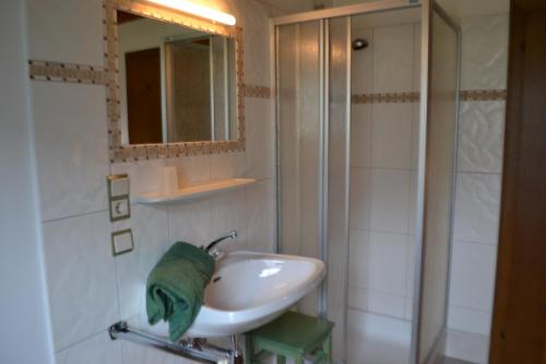 y baño con lavabo y espejo. en Gästehaus Reichholf, en Neukirchen am Großvenediger