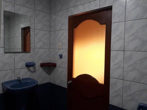 Salle de bains dans l'établissement Hospedaje Petro Talara