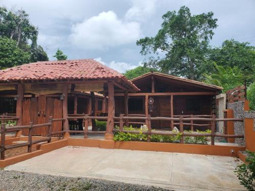 Das Gebäude in dem sich das Ferienhaus befindet