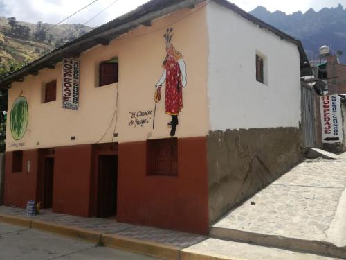 un edificio con un mural de una mujer a su lado en Hotel Sueños del Chuncho, en Yauyos