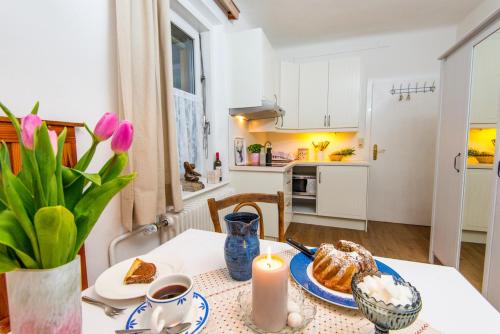 una mesa con un plato de pan y una vela en Haus Emma en Bad Gastein