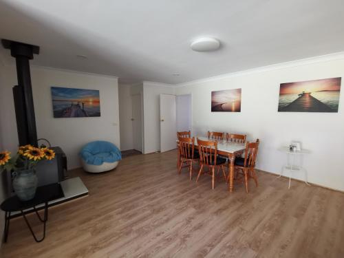Χώρος καθιστικού στο Mountain View Beach House Near Batemans Bay