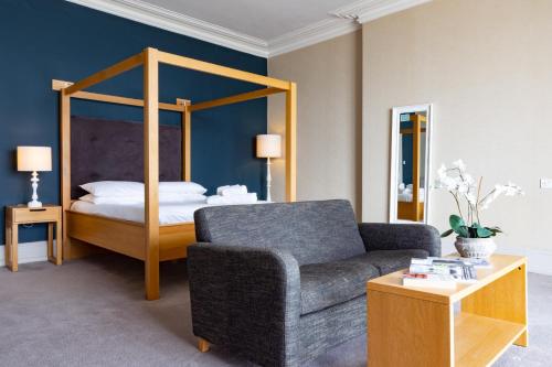 Un pat sau paturi într-o cameră la Imperial Hotel Tenby