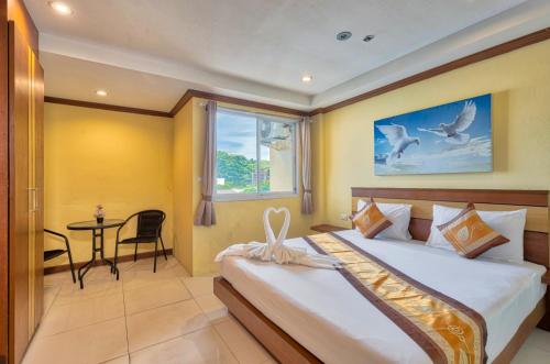 Postel nebo postele na pokoji v ubytování TJ Patong Hotel - SHA Plus